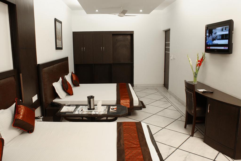 Hotel Apra Inn นิวเดลี ภายนอก รูปภาพ